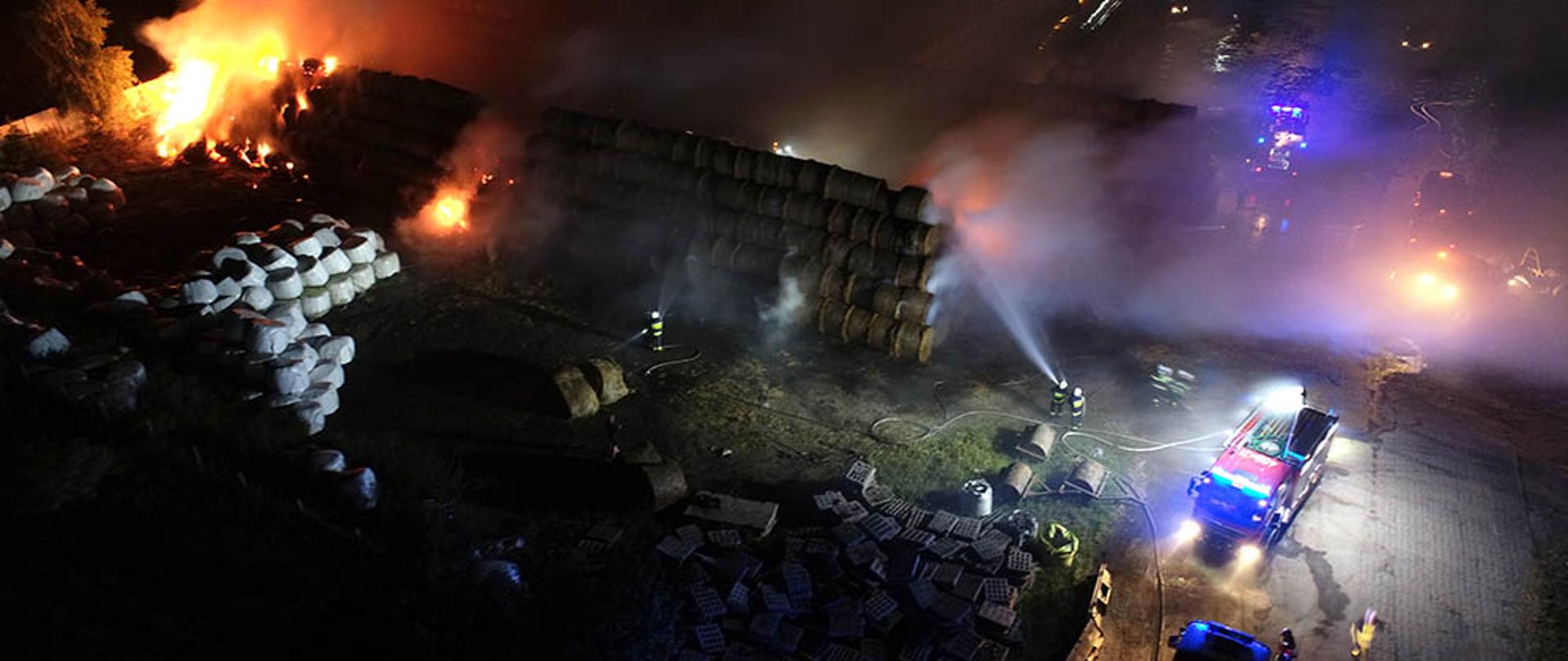 Zdjęcie przedstawia pożar stogów siana oraz prace strażaków z lotu ptaka.