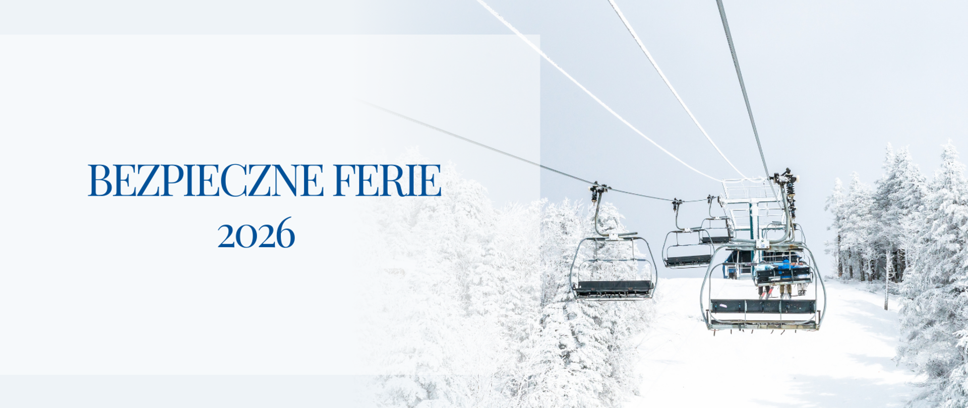 Na zdjęciu znajduje się zimowy krajobraz z widocznym wyciągiem narciarskim wśród ośnieżonych drzew. Na krzesełkach wyciągu siedzą ludzie ubrani w zimowe kurtki i kaski. Po lewej stronie, na jasnym tle, widnieje napis w języku polskim: "BEZPIECZNE FERIE 2026" w niebieskiej czcionce. Cała scena jest jasna i spokojna, z dominującymi kolorami bieli i niebieskiego.