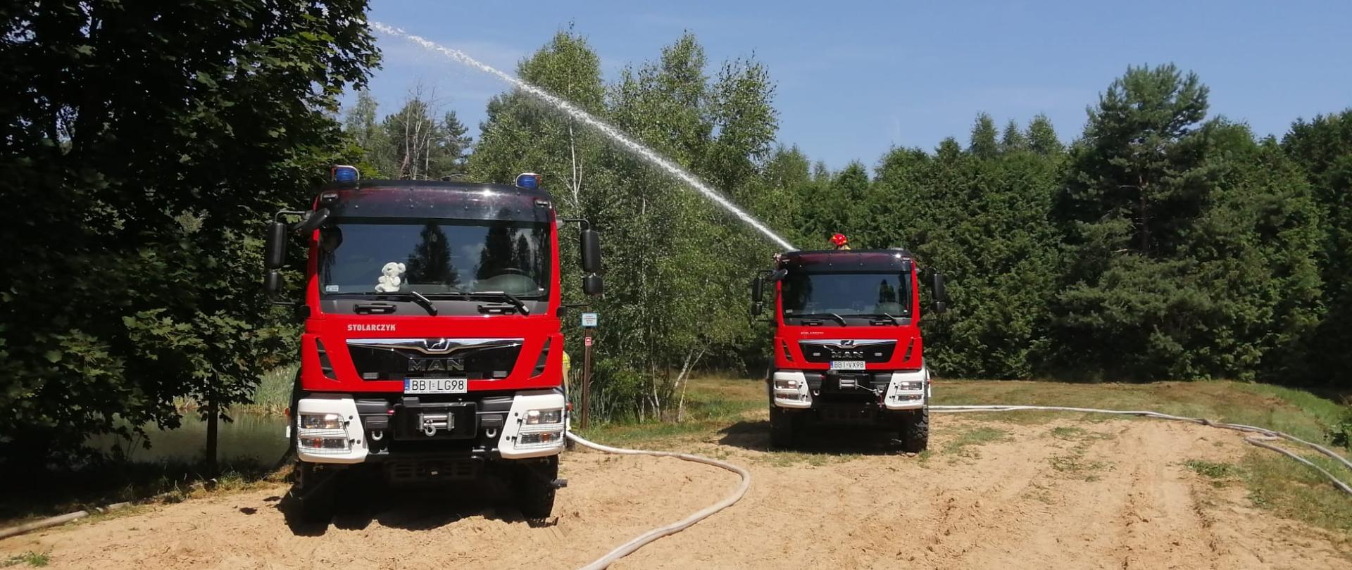podawanie wody przy użyciu działka gaśniczego znajdującego się na wozie ratowniczo-gaśniczym 