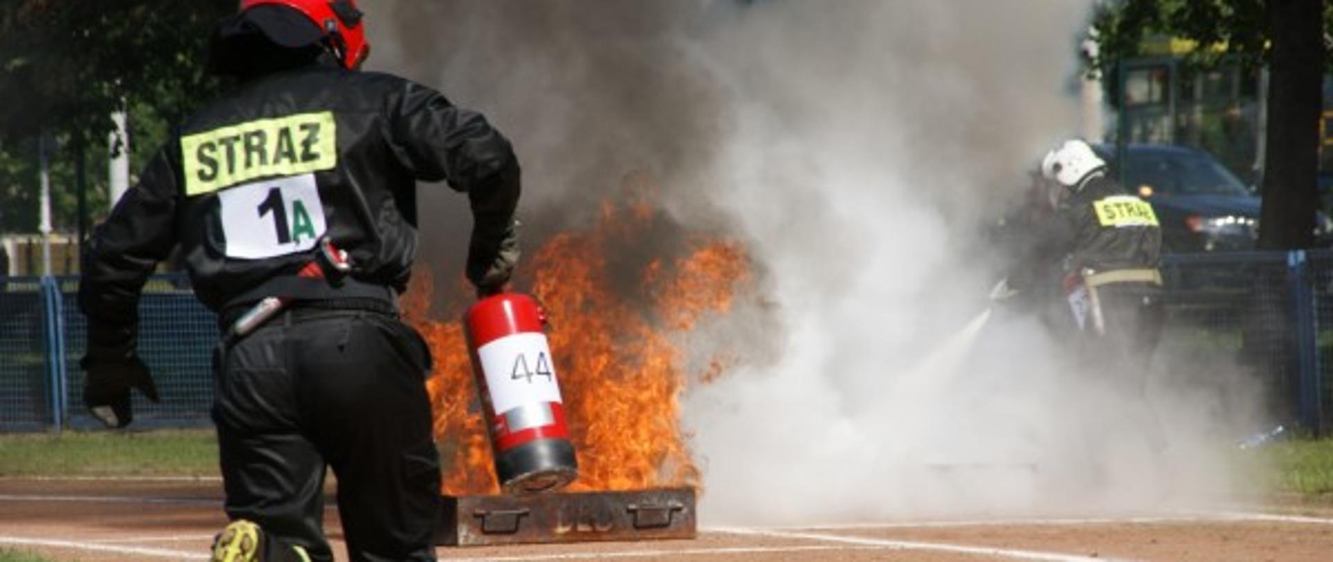 Strażak z gaśnicą