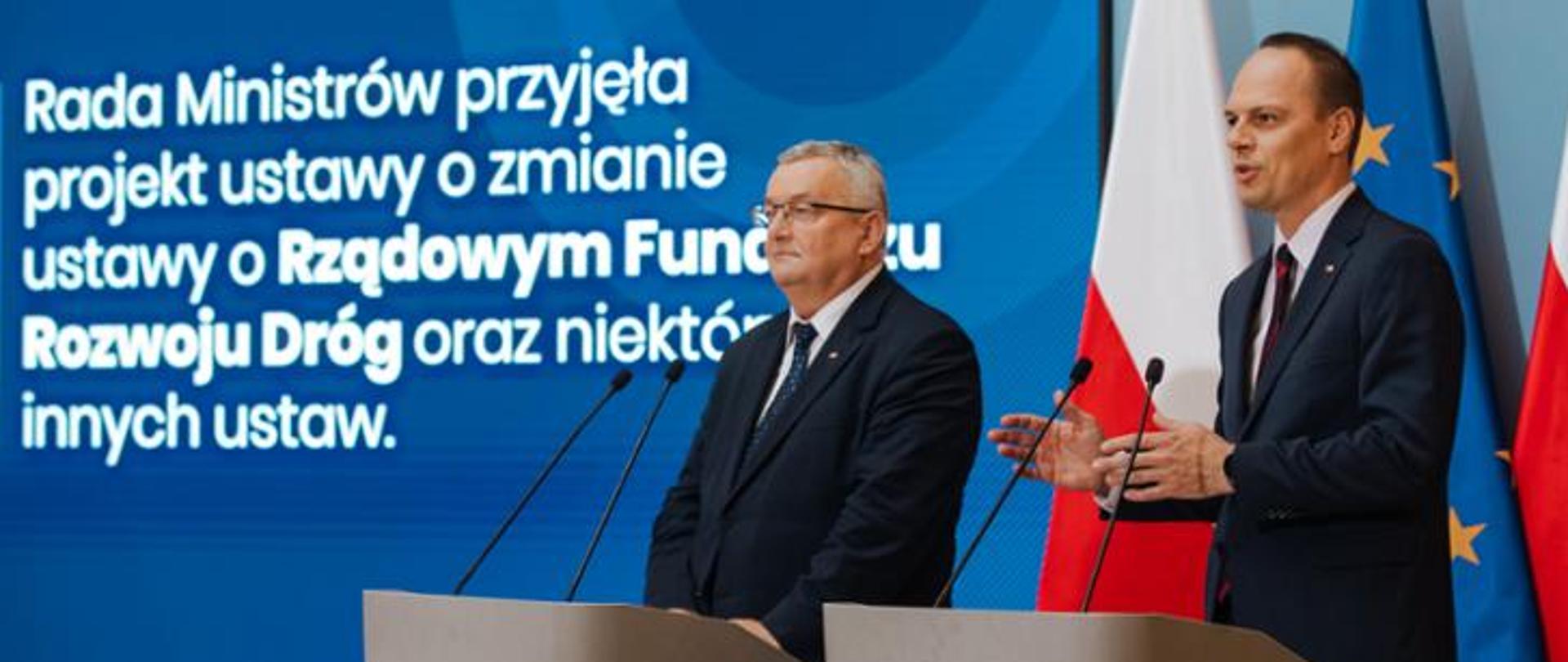 Dwóch mężczyzn stojących przy mównicach i wypowiadających się 