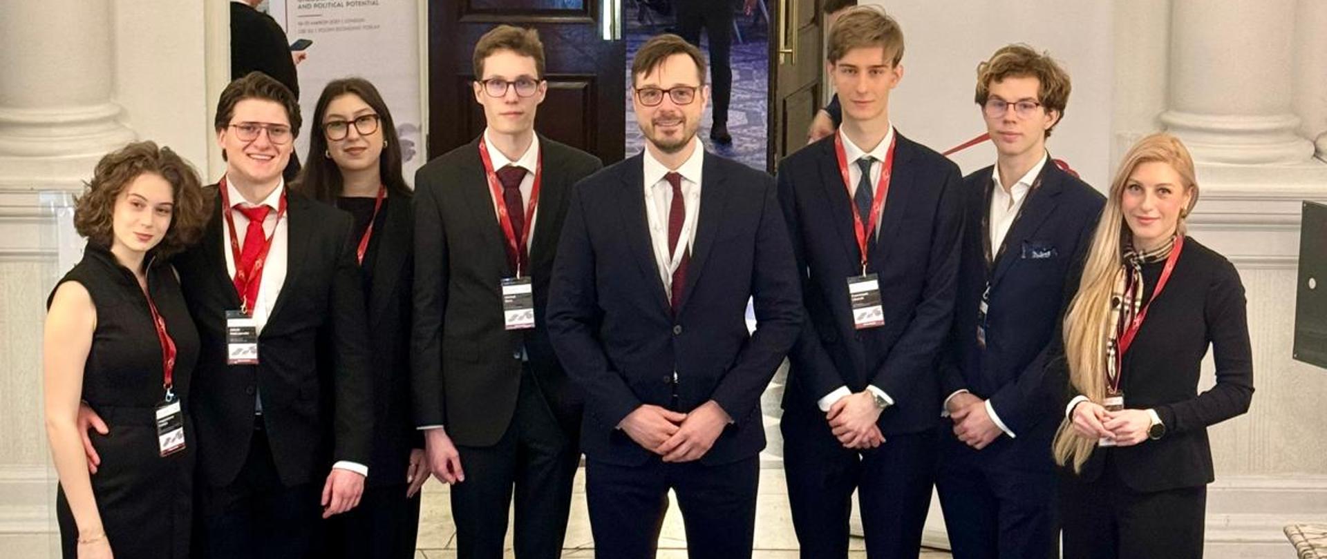Minister Jakub Jaworowski stoi ze studentami.