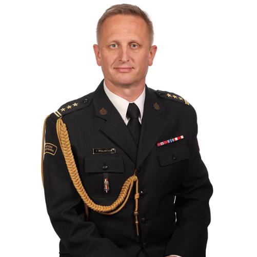 Na zdjęciu znajduje się strażak ubrany w mundur wyjściowy