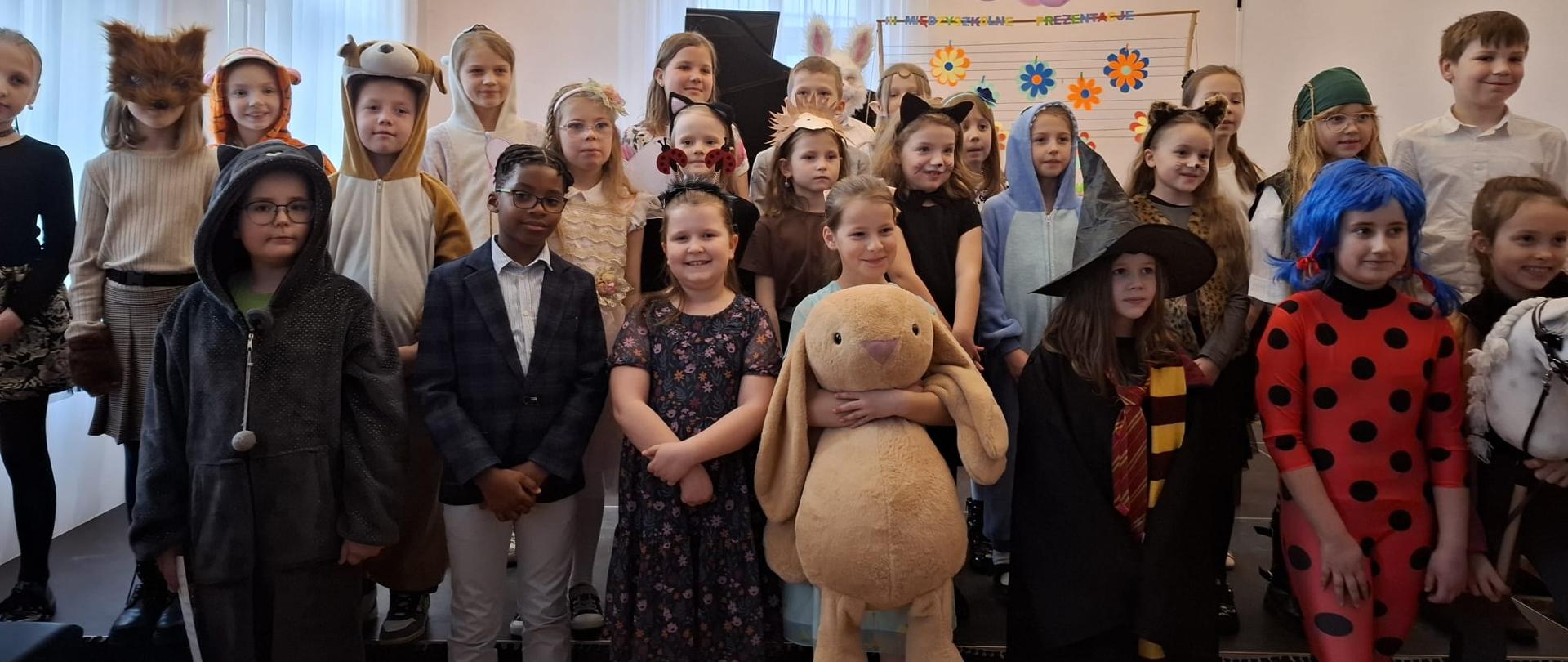 Galeria 9 zdjęć z III Międzyszkolnych Prezentacji Najmłodszych Pianistów, które odbyły się 27 marca 2025 w Bystrzycy Kłodzkiej. Uczniowie grają na fortepianie w sali koncertowej