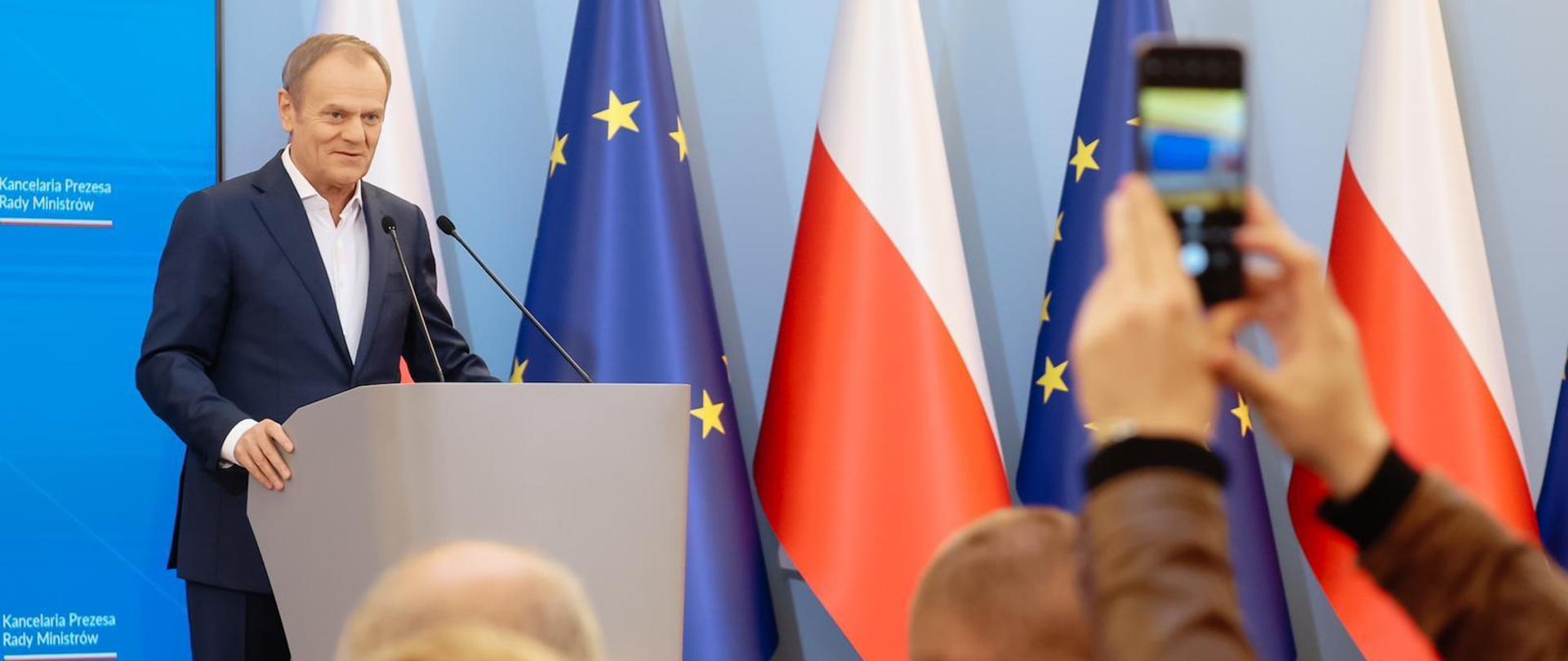 Premier Donald Tusk podczas konferencji.