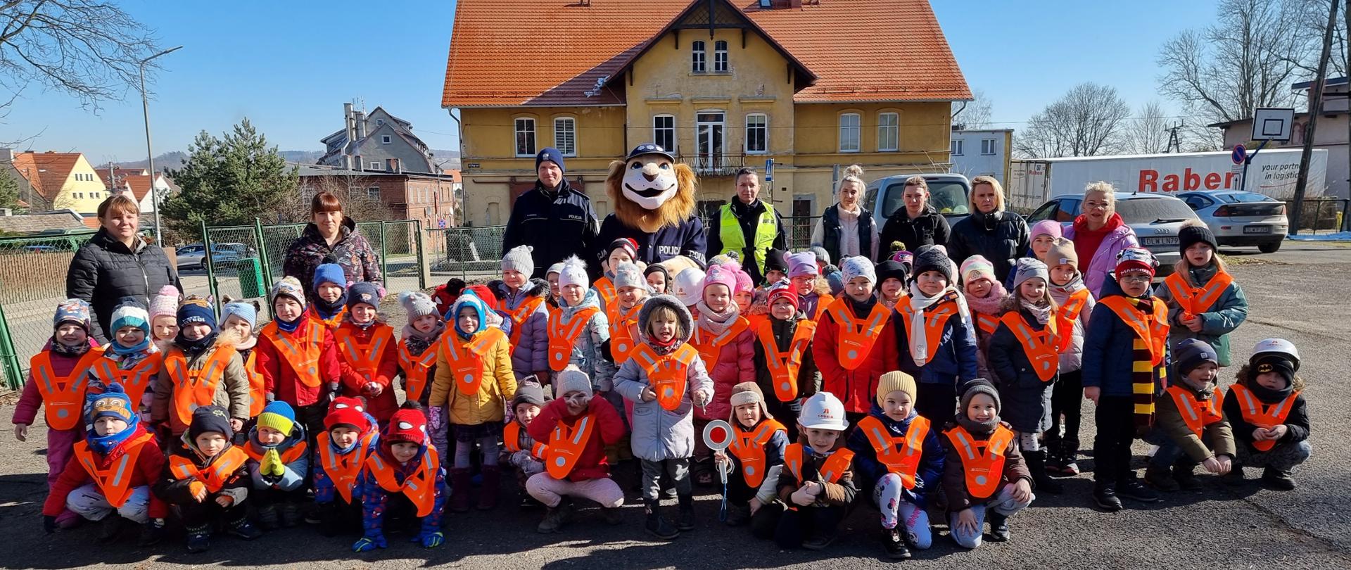 na zdjęciu widoczne przedszkolaki w pomarańczowych kamizelkach GDDKiA