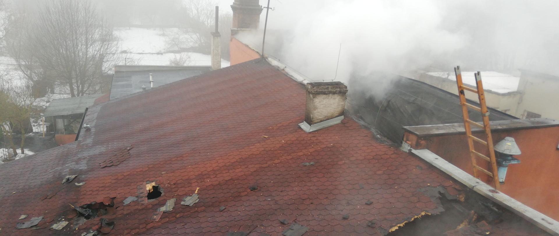Widok na zawalony dach piekarni z góry