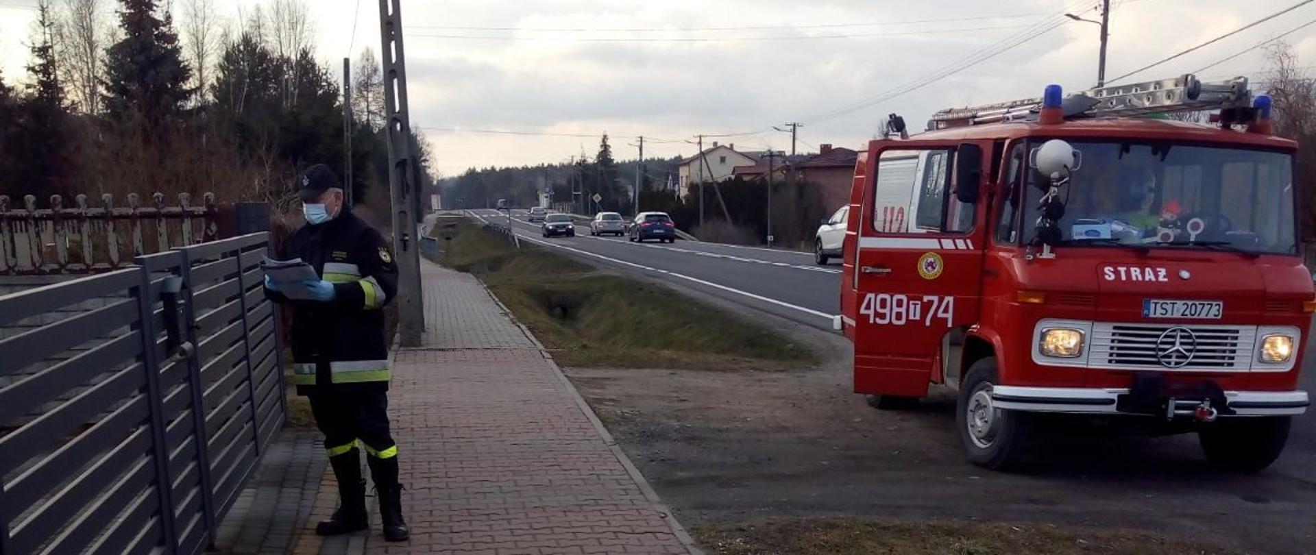 Druhowie OSP Parszów roznoszący ulotki