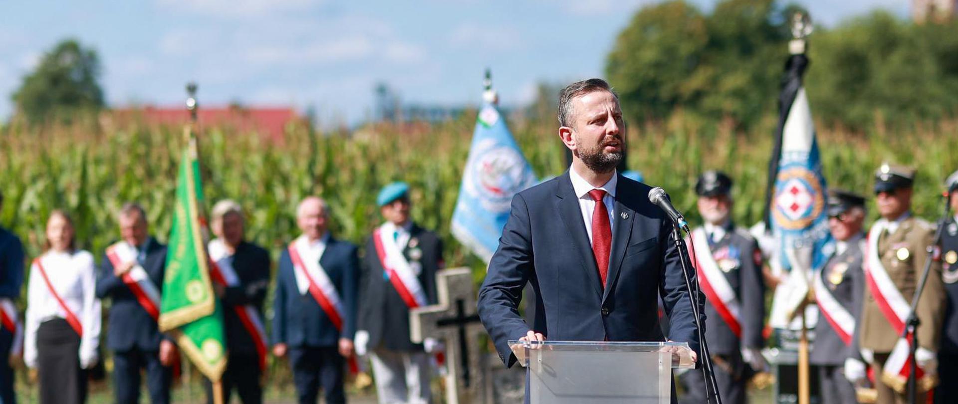 - Jesteśmy dzisiaj w Śmiłowie, w małej miejscowości, ale jesteśmy tłumnie zgromadzeni, bo pamiętamy. Śmiłowo pamięta, a przez to Polska pamięta. Jeśli jest pamięć w najmniejszej z naszych miejscowości, jeżeli jest pamięć w naszych domach, jeżeli jest pamięć w naszych rodzinach, to znaczy, że odrabiamy tę brutalną, trudną, twardą lekcję historii po raz kolejny - powiedział wicepremier Władysław Kosiniak-Kamysz podczas uroczystości patriotycznych w Śmiłowie. 