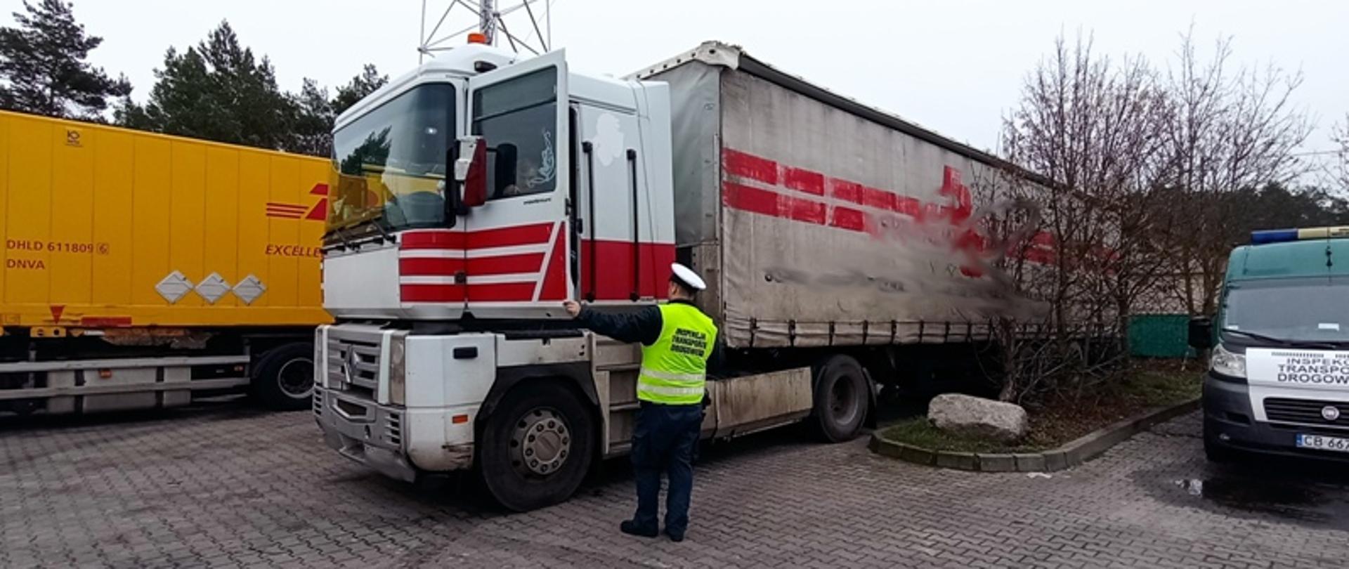 Inspektor podczas kontroli pojazdu ciężarowego