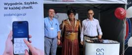 Przedstawiciele podlaskiej KAS na stoisku, wśród nich mężczyzna przebrany za szlachcica