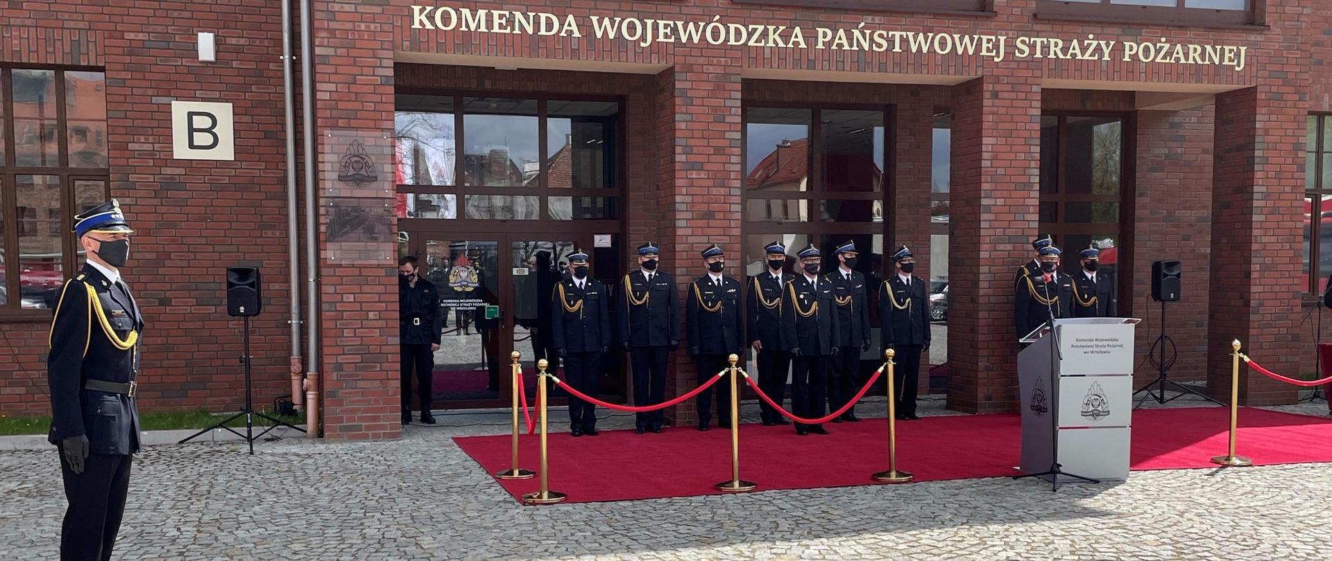 Grupa oficerów KWPSP przed komendą