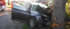 Mocno rozbity przód pojazdu, który uderzył w drzewo