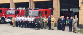 Uroczyste otwarcie akcji krwiodawstwa. Na zdjęciu w dwu szyku stoją przedstawiciele samorządu i służb mundurowych przed jednostką ratowniczo gaśniczą w Zielonej Górze.