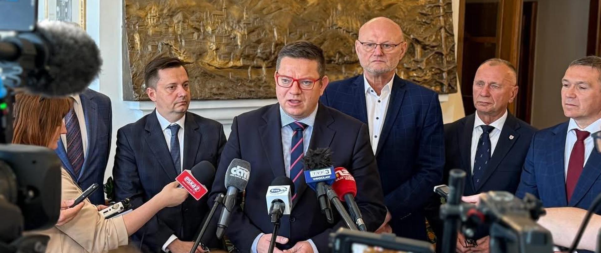 12 czerwca 2025 r. w Jeleniej Górze ogłoszono Program redukcji ryzyka powodziowego dla zlewni rzeki Bóbr, przygotowany przez Państwowe Gospodarstwo Wodne Wody Polskie we współpracy z IMGW-PIB. W briefingu prasowym zorganizowanym z tej okazji wziął udział wiceminister infrastruktury Przemysław Koperski.