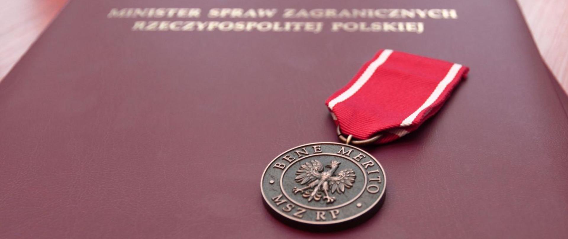 Ceremonia wręczenia odznaczeń Bene Merito dr Kea Norra Barua oraz o. Wojciechowi Ulmanowi