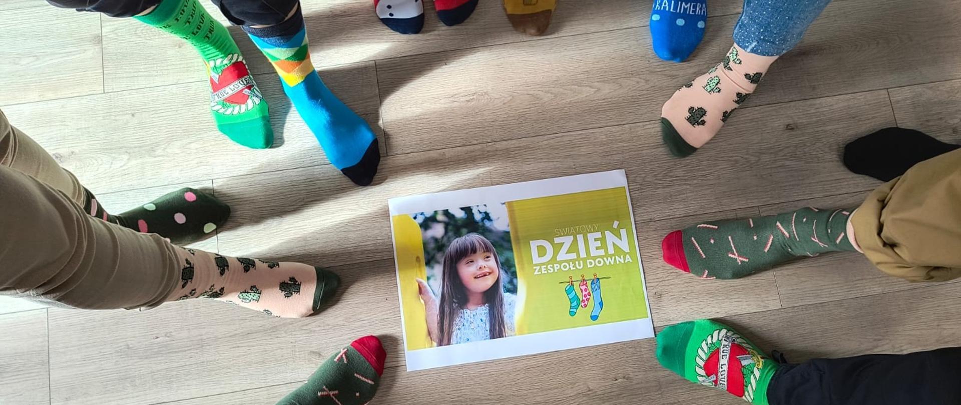 Strażacy prezentujący różnokolorowe skarpetki