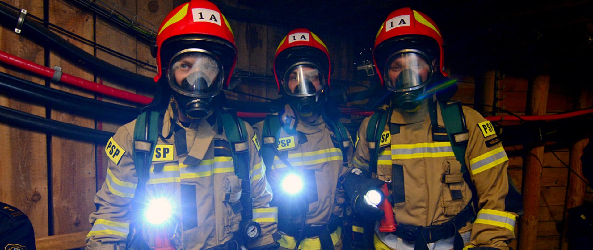 Drużyna 3 strażaków gotowa bo biegu w Barbórkowym Turnieju Strażaków i Ratowników „Kopalnia Soli Wieliczka 2022”