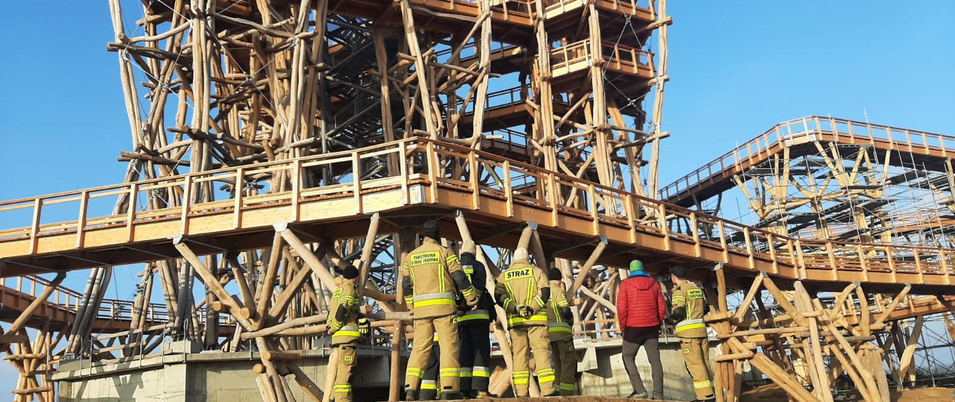 Strażacy zapoznają się z wieżą widokową i ścieżką na Kurzej Górze w Kurzętniku