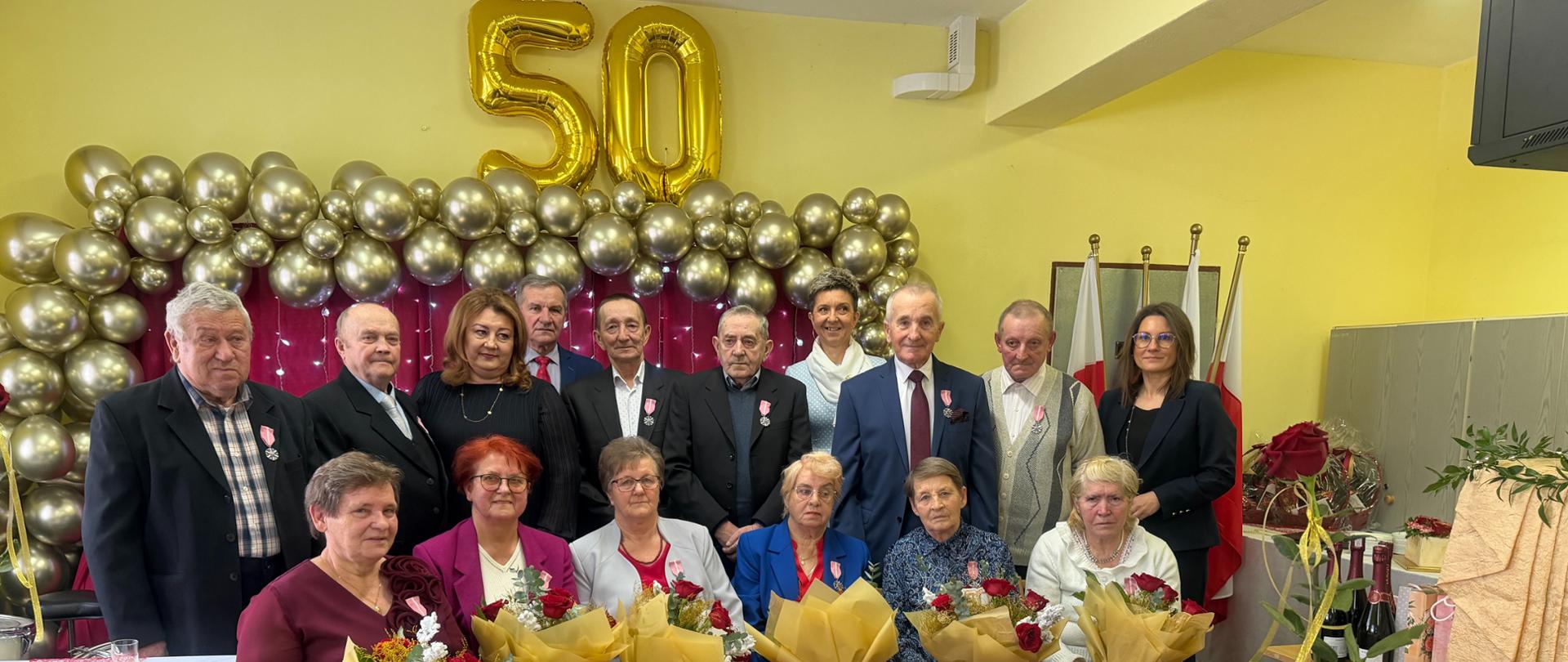 Na zdjęciu widać kobiety i mężczyzn