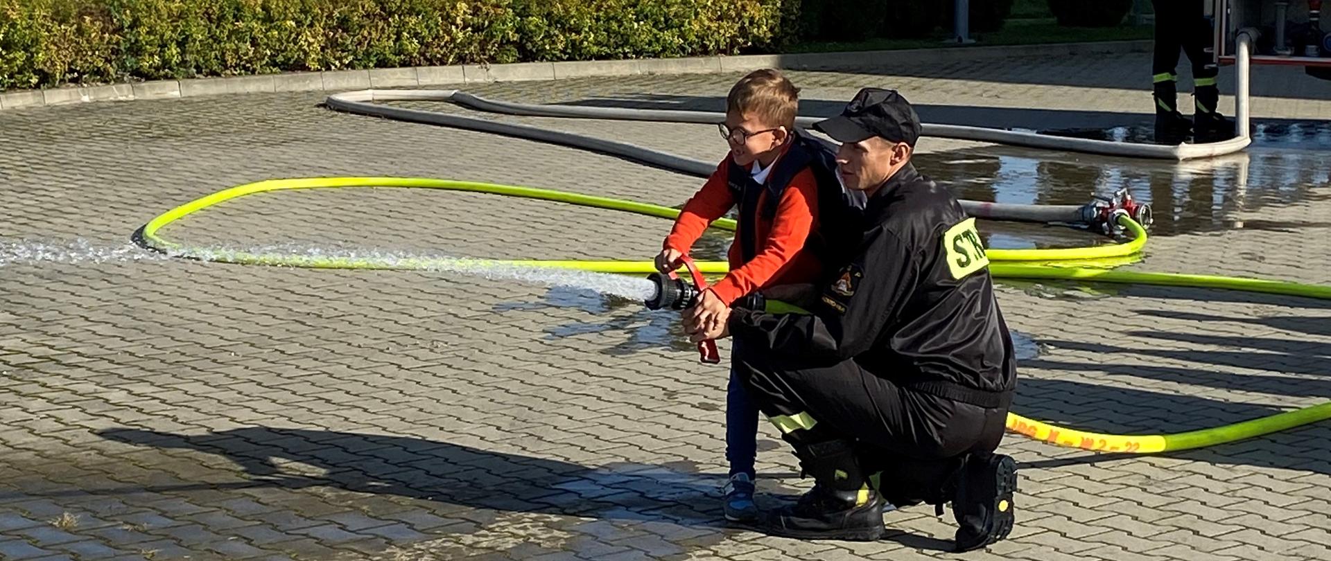 Wizyta pierwszoklasistów ze Szkoły Podstawowej w Opatowcu w remizie kazimierskich strażaków