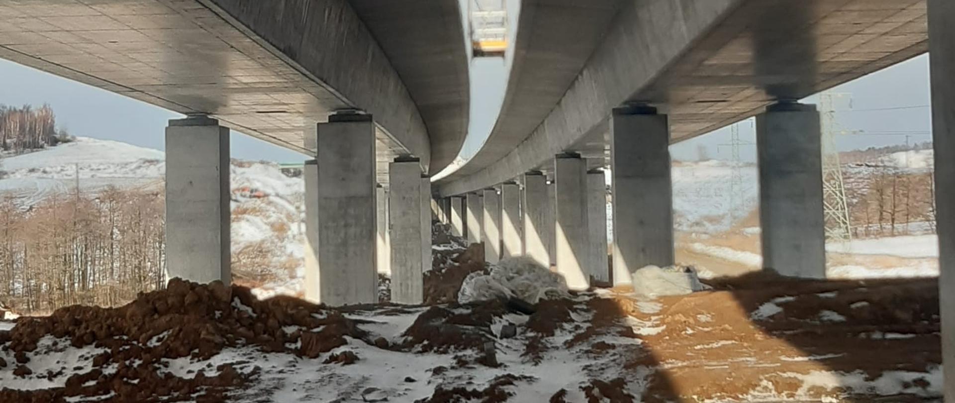 Na zdjęciu budowa drogi ekspresowej S3 na odcinku pomiędzy Kamienna Górą a granicą państwa w Lubawce. 