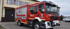 Zdjęcie przedstawia fabrycznie nowy samochód ratowniczo-gaśniczy należący do OSP Lubianków. 