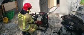 Oddymianie pomieszczenia po pożarze przy pomocy wentylatora WO16 - obsługuje strażak PSP
