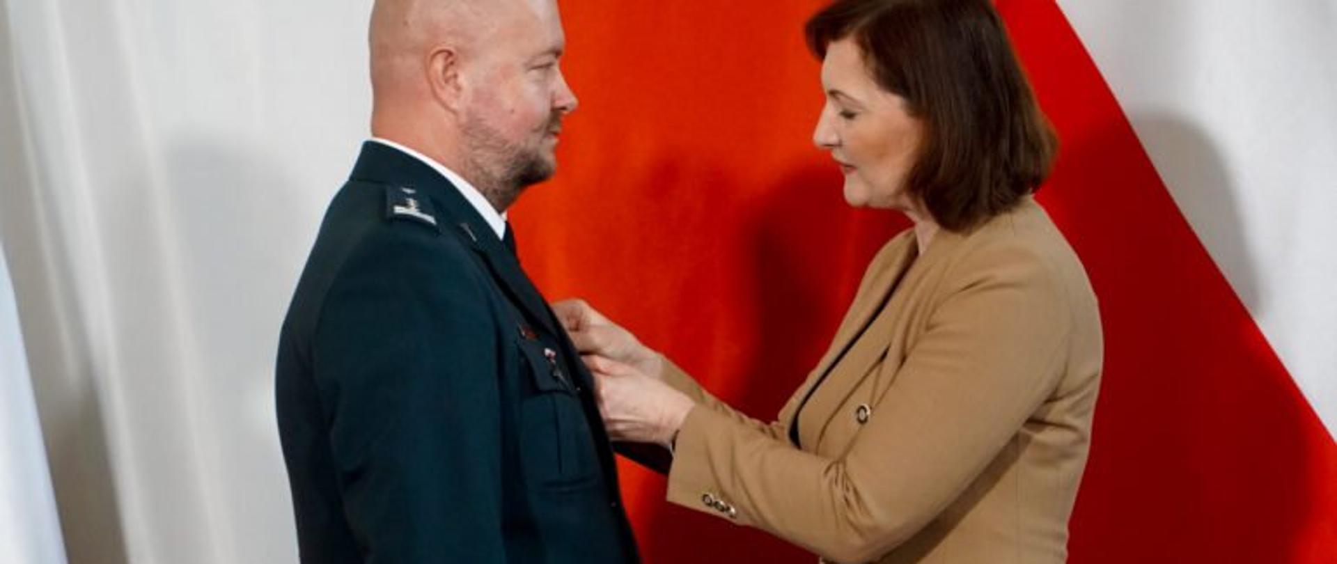 Wojewoda podkarpacki Ewa Leniart wręcza odznaczenie podczas ochodów 20-lecia działalności kontrolnej Wojewódzkiego Inspektoratu Drogowego w Rzeszowie