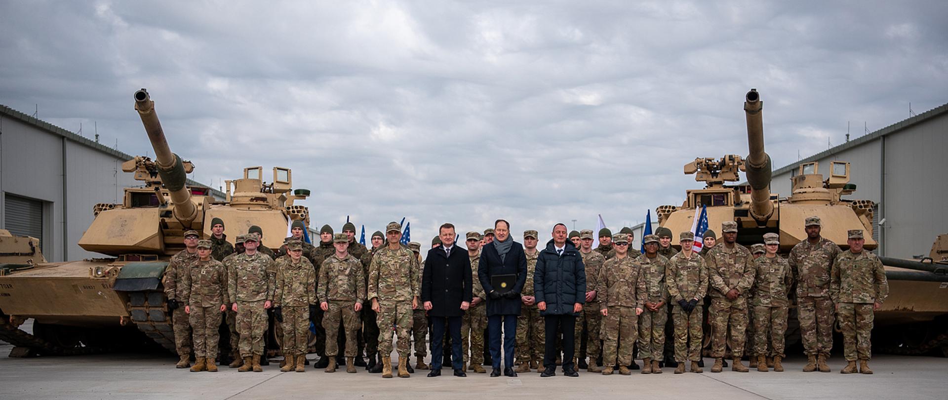 5 kwietnia br. w Powidzu szef MON uczestniczył w otwarciu nowego kompleksu logistyczno-sprzętowego. Nowy kompleks długoterminowego magazynowania i napraw sprzętu tzw. "Long Term Equipment Storage and Maintenance Complex" - LTESM-C jest największym pojedynczym projektem infrastrukturalnym finansowanym przez NATO i USA w ostatnich 30 latach. We wchodzących w jego skład magazynach przechowywanych będzie kilka tysięcy egzemplarzy sprzętu i wyposażenia wojskowego m.in. czołgi, bojowe wozy piechoty, artyleria, wozy zabezpieczenia technicznego oraz mosty samobieżne.