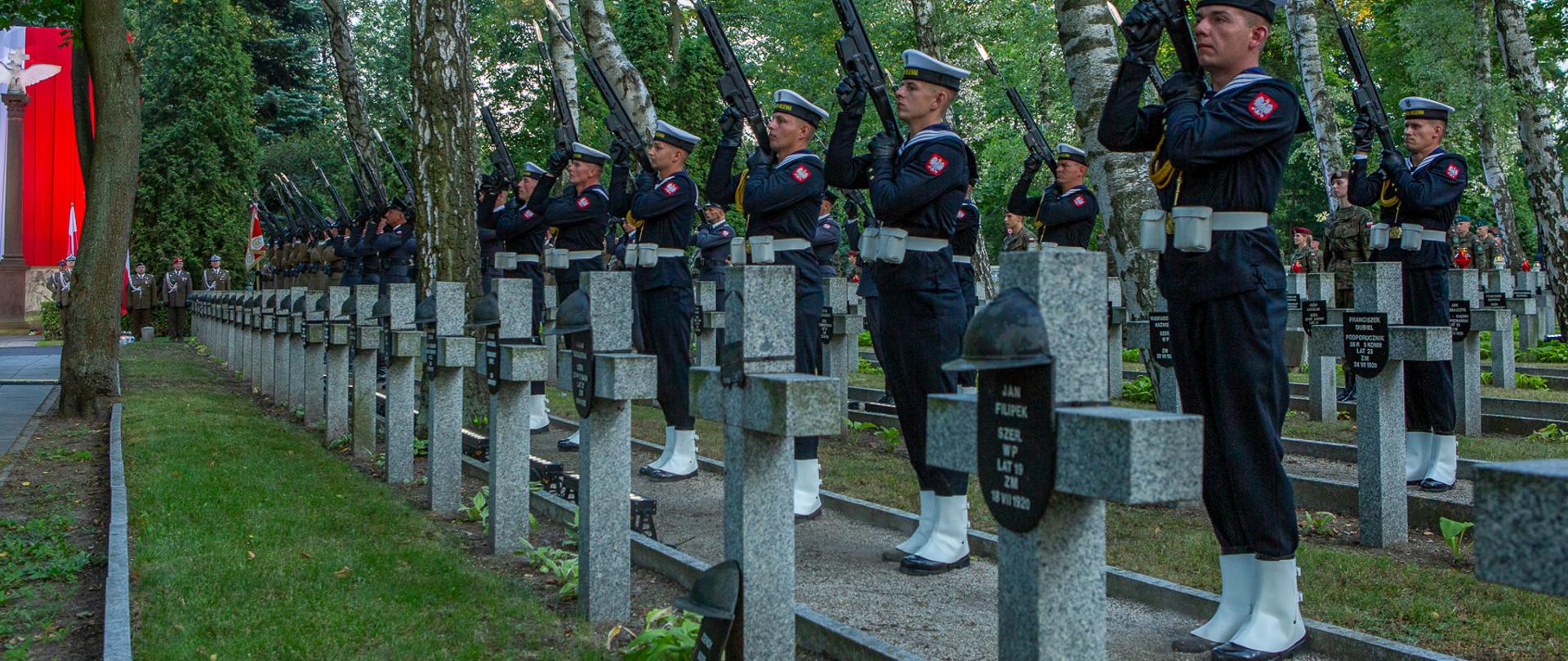 Capstrzyk na warszawskich Powązkach Wojskowych.