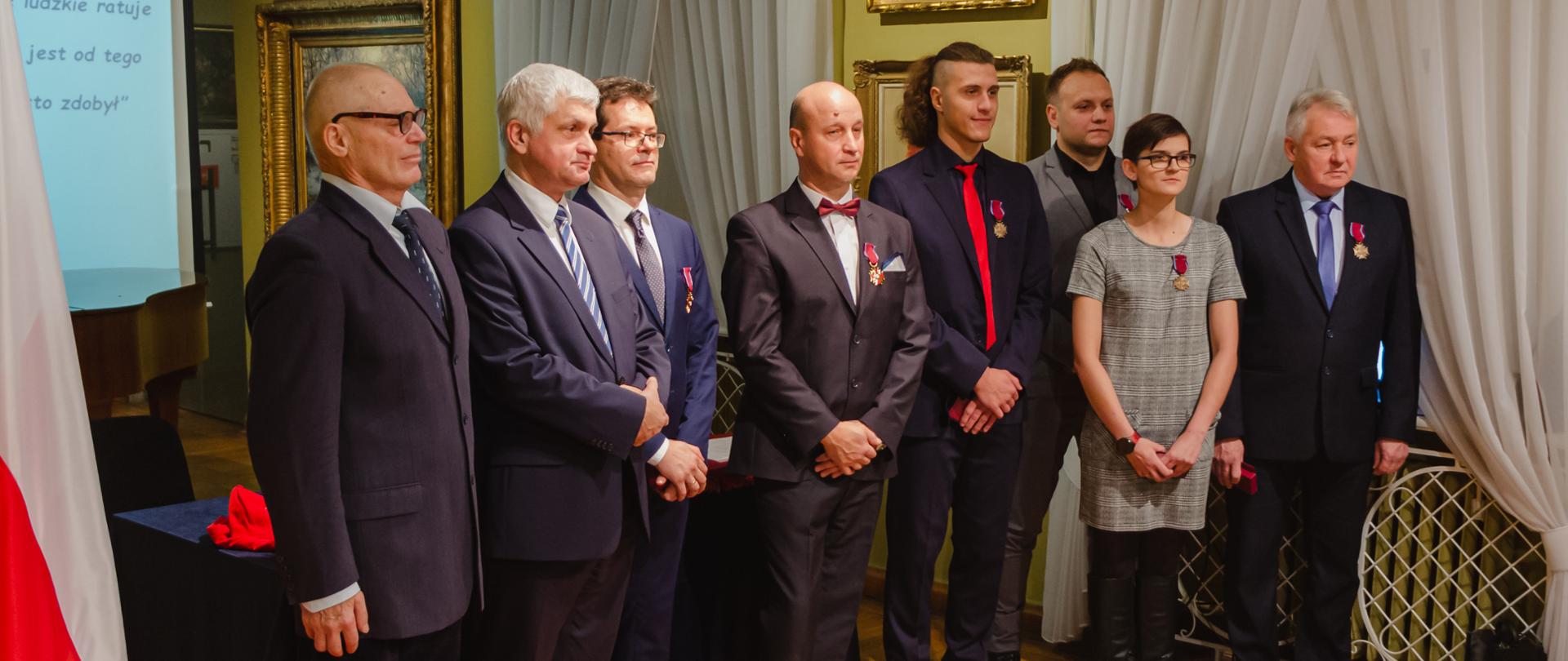 Wojewoda podlaski wręczył odznaczenia państwowe sześciorgu podlaskim ratownikom