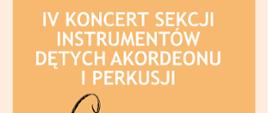Plakat z wydarzeniem - IV Koncert Sekcji Instrumentów Dętych, Akordeonu i Perkusji, plakat znajduje się na tle naprzemiennie pudrowy róż, beż, w tle znajduje się również szkic trąbki. Koncert odbędzie się 26 kwietnia 2023r. w sali koncertowej ZPSM w Dębicy