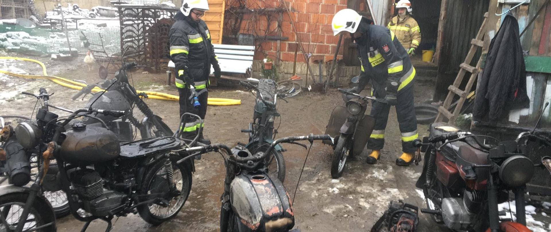 widoczni strażacy i miejsce zdarzenia