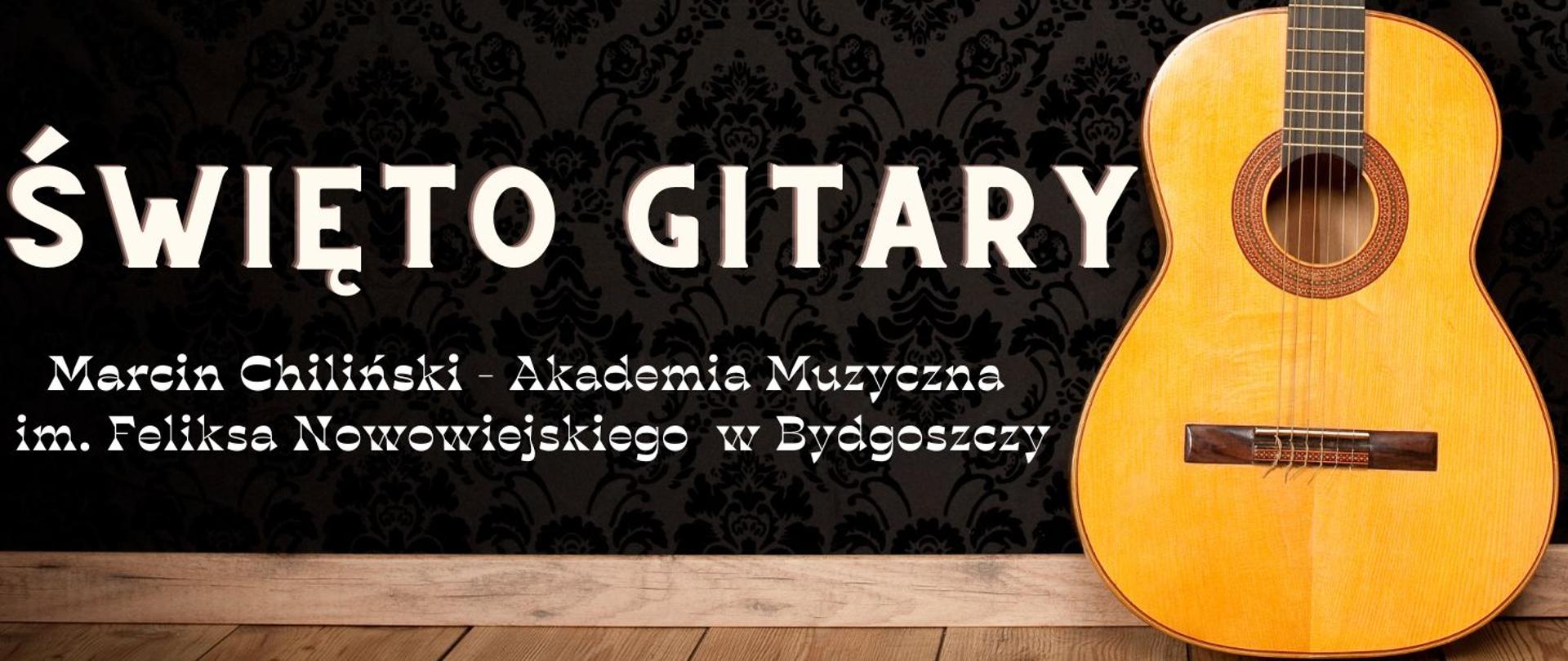 Na ciemnym tle czarny deseń kwiatowy na plakacie. Z prawej strony zdjęcie gitary. U dołu strony drewniana podłoga. Tekst na plakacie: ŚWIĘTO GITARY Marcin Chiliński - Akademia Muzyczna im. Feliksa Nowowiejskiego w Bydgoszczy. 