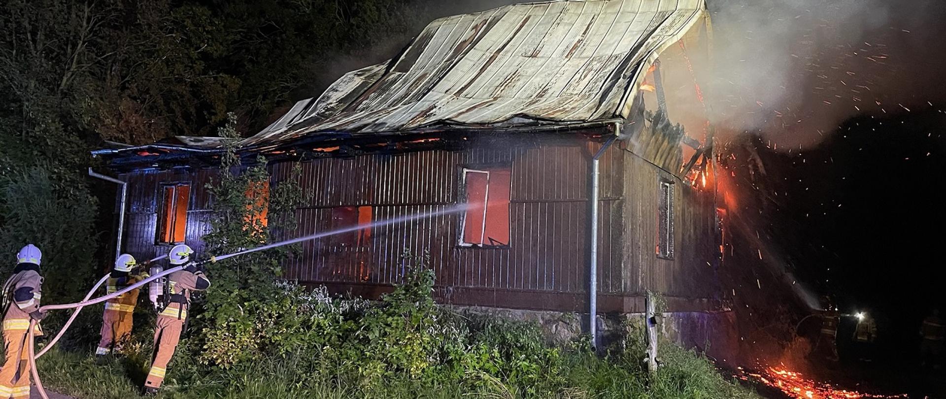 Strażacy gaszą pożar budynku