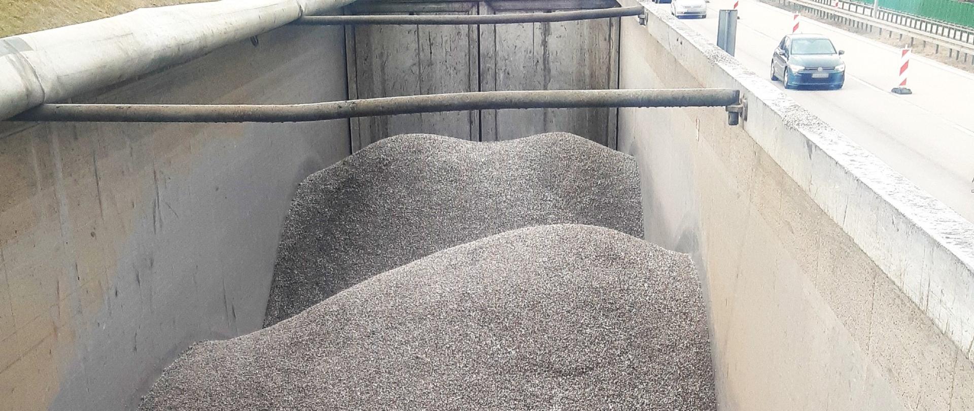 Widok z góry naczepy tira, w środku tony zmielonych odpadów (źródło: DUCS)