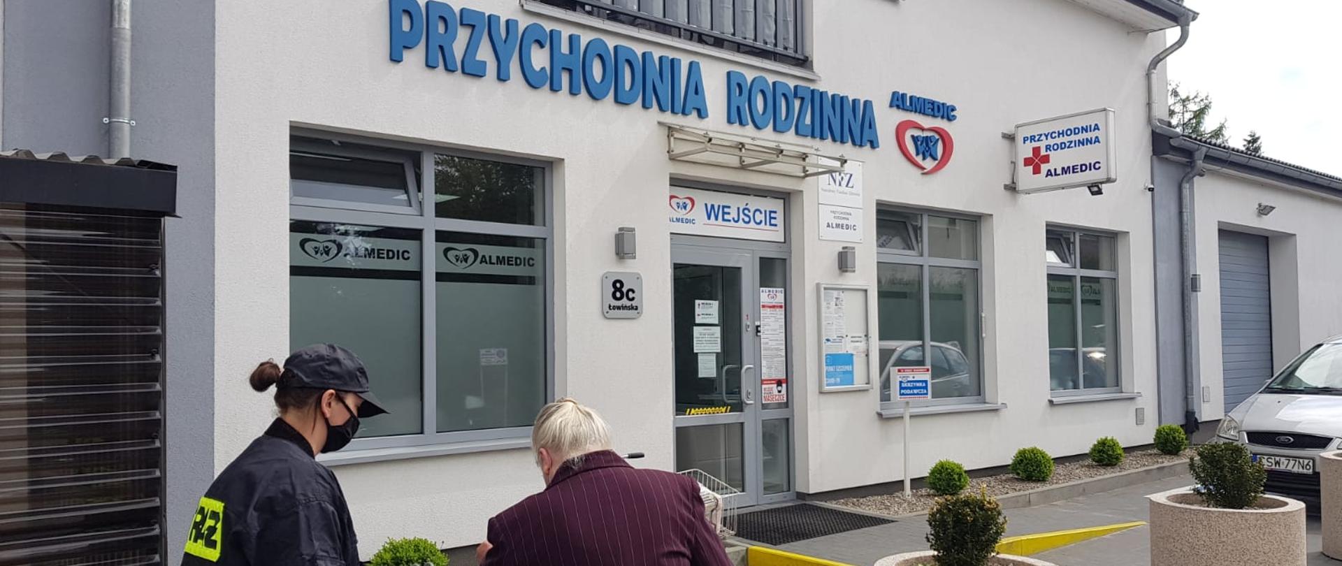 Na zdjęciu druhna z Ochotniczej Straży Pożarnej w Brzeźnie podczas udzielania pomocy osobie w dotarciu do punktu szczepień