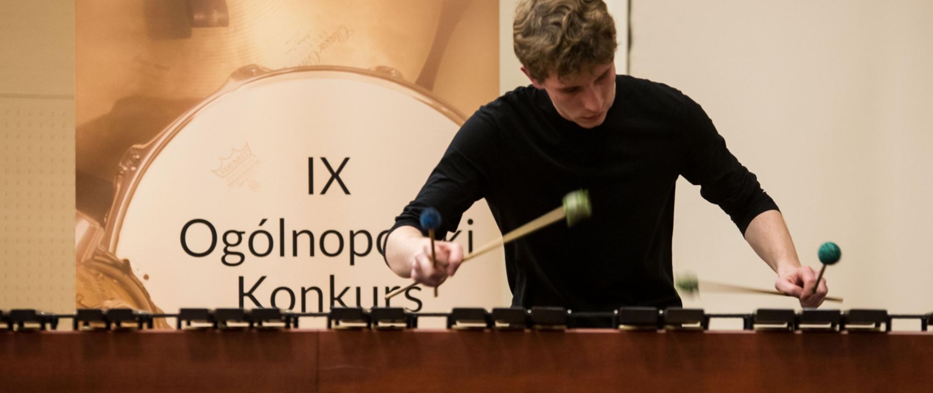 Grafika przedstawia osobę grającą na marimbie na tle bannera IX Ogólnopolskiego Konkursu Perkusyjnego