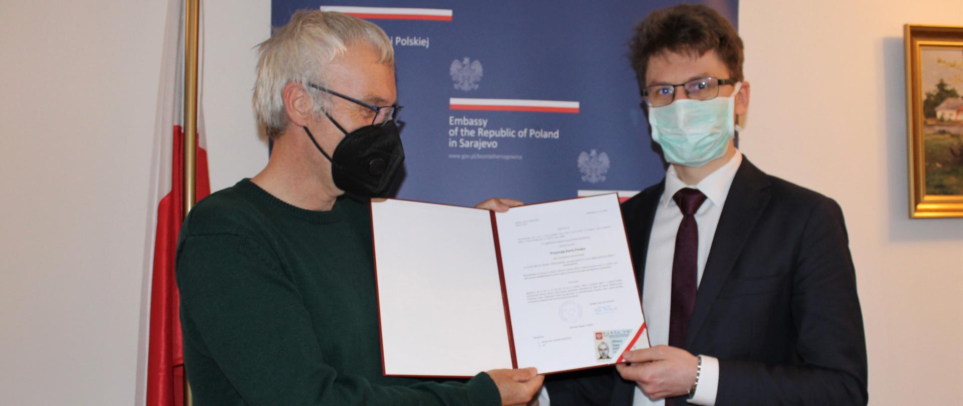 Wręczenie Karty Polaka Huseinowi Oručeviciowi (fot. Krystyna Żukowska-Efendić)