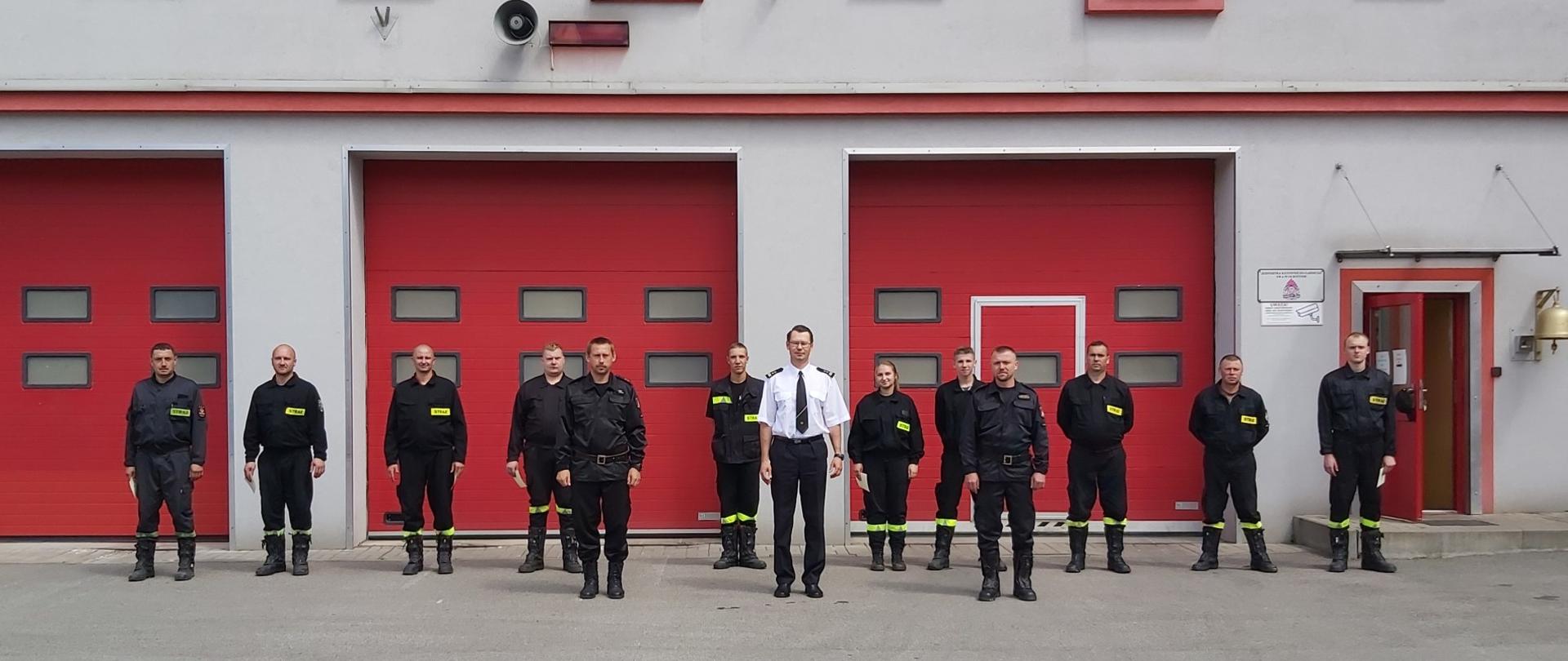 Zdjęcie przedstawia uczestników kursu i przedstawicieli KM PSP w Olsztynie