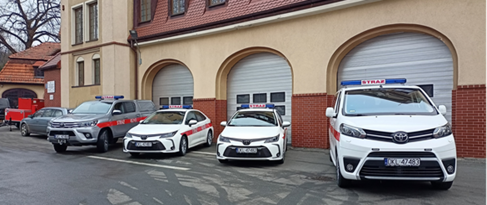 Nowe samochody na placu przed budynkiem Komendy Powiatowej PSP w Kłodzku.