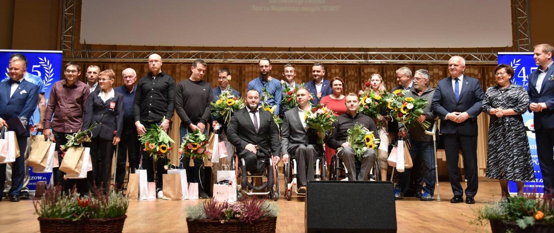 Wspolne zdjęcie wojewody ze sportowcami 