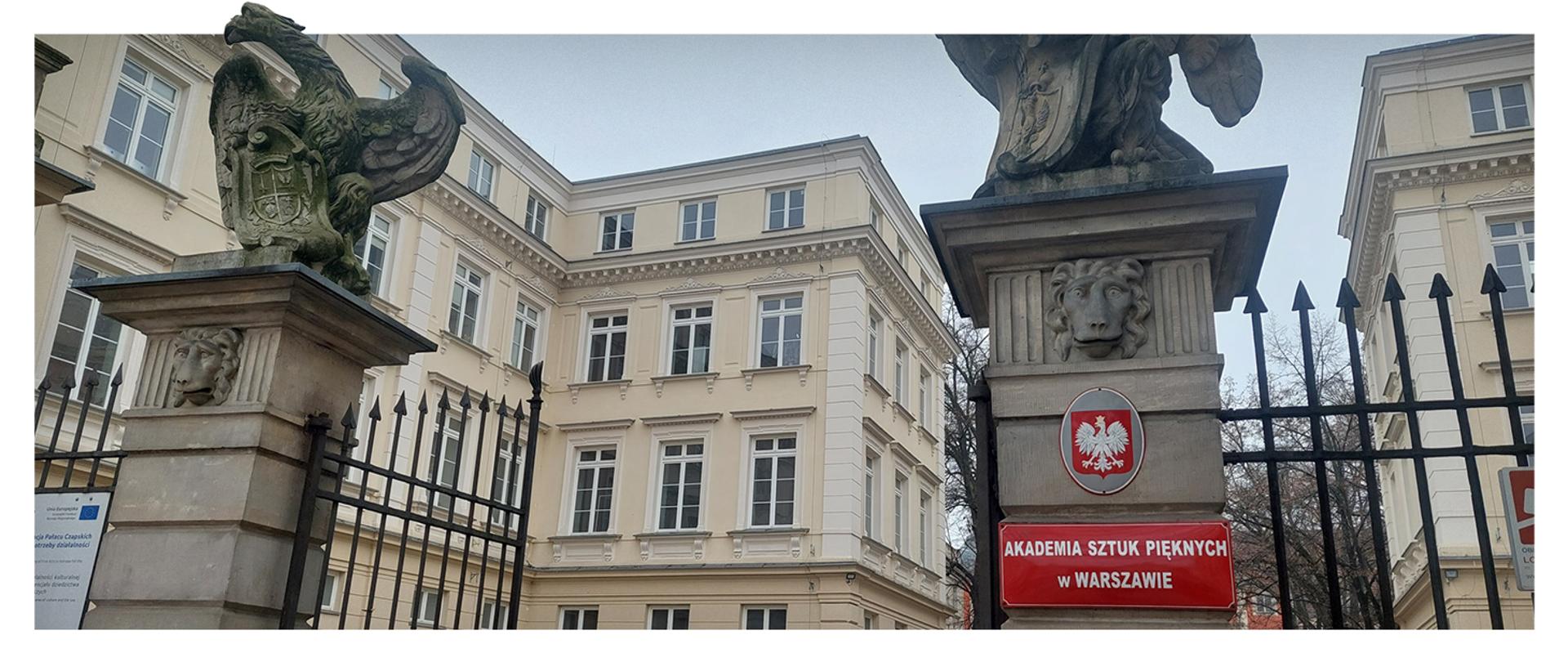 brama ASP w Warszawie z budynkiem w tle