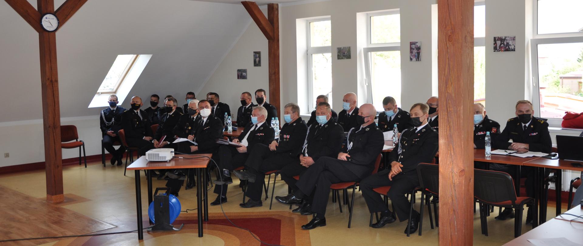 Zdjęcie przedstawia przedstawicieli Ochotniczych Straży Pożarnych, podczas regionalnych konsultacji społecznych projektu Ustawy o Ochotniczej Straży Pożarnej