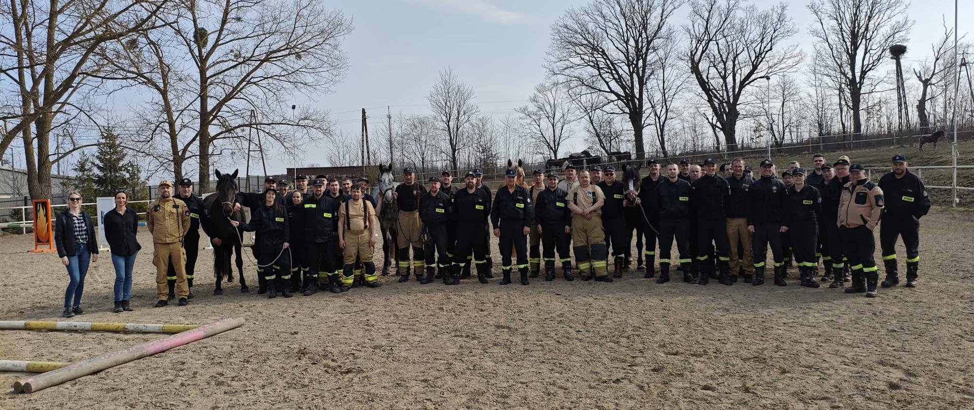 Na zdjęciu wszyscy uczestnicy ćwiczeń w stadninie koni ,,Bursztynowa'' w Zdradzie.