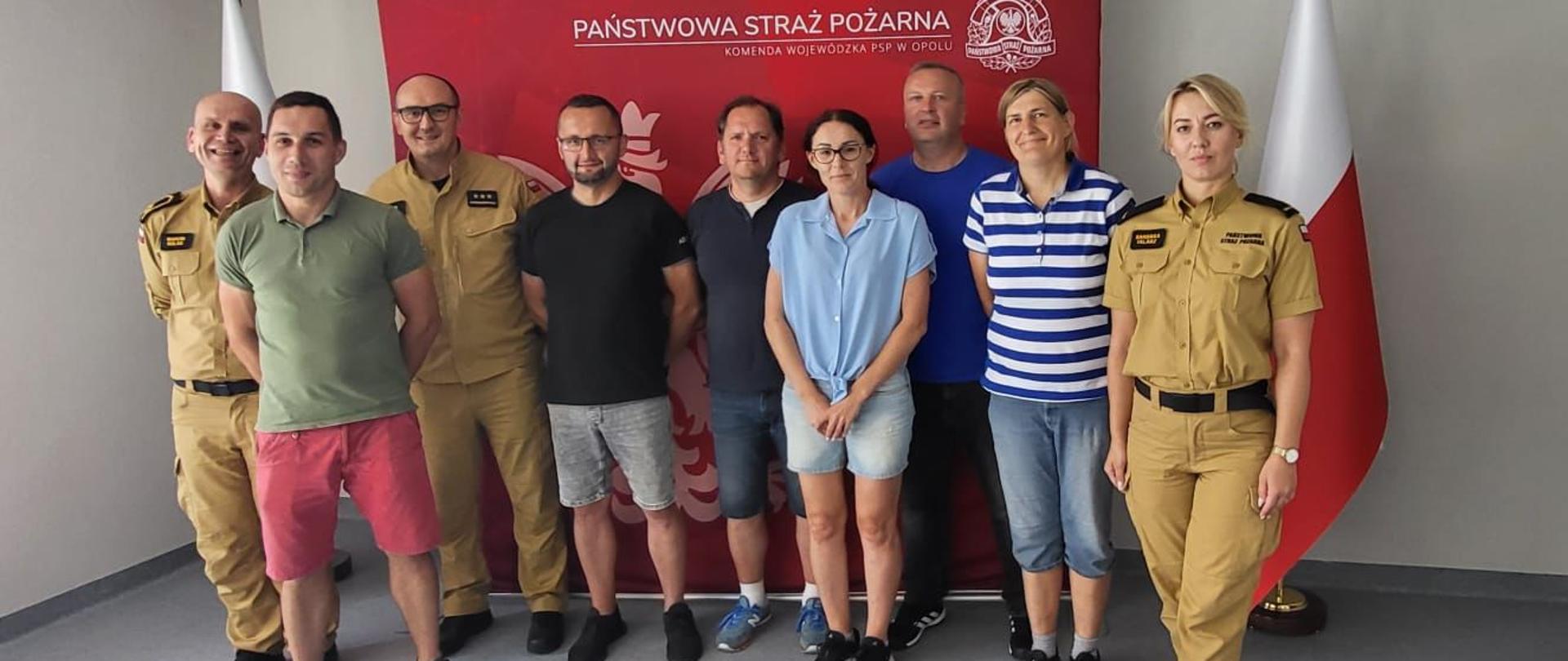 Zdjęcie grupowe uczestników kursu kwalifikowanej pierwszej pomocy i funkcjonariuszy KW PSP w Opolu.