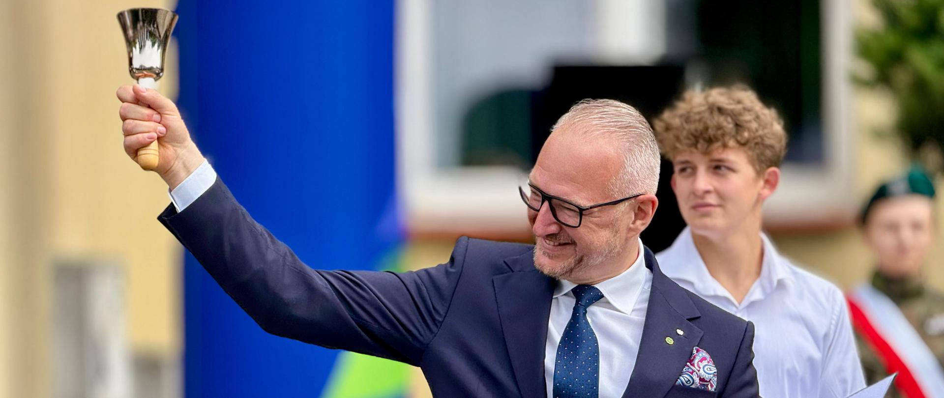 Wojewoda Radosław Król na uroczystym zakończeniu roku szkolnego 2024/2025 w Smolajnach i Dobrym Mieście