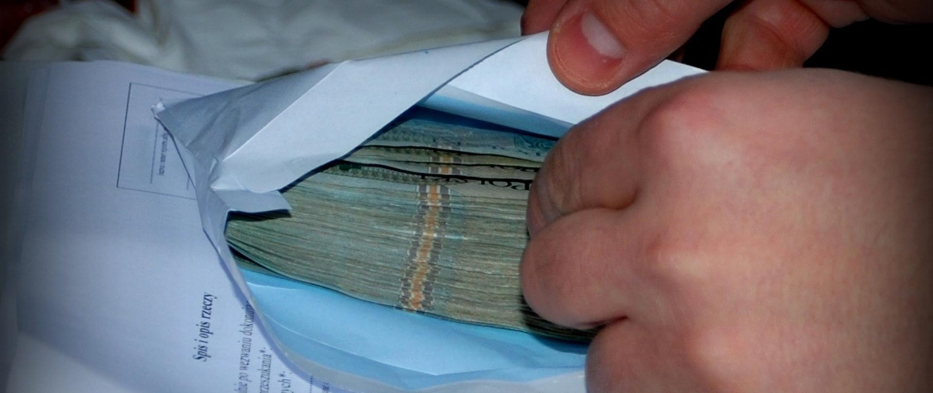 plik banknotów w kopercie