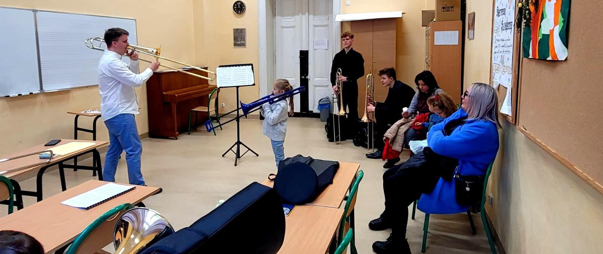 Dzień otwarty szkoły muzycznej. Lekcje otwarte z udziałem odwiedzających.